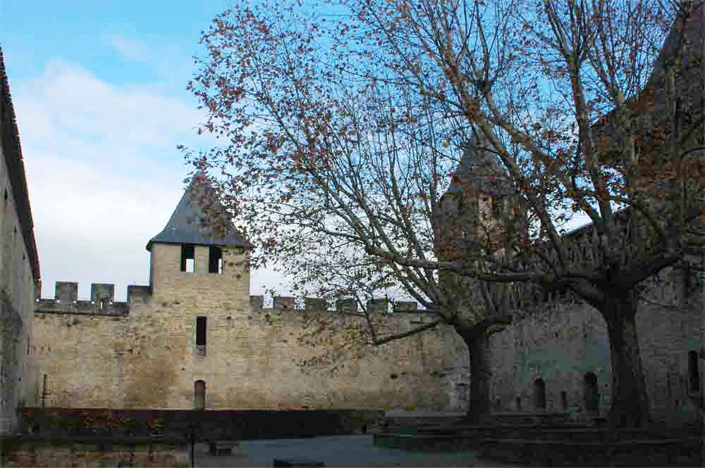 Francia - Carcassonne 21 - La Cité - la Cite - castillo Vicomtal - patio interior.jpg